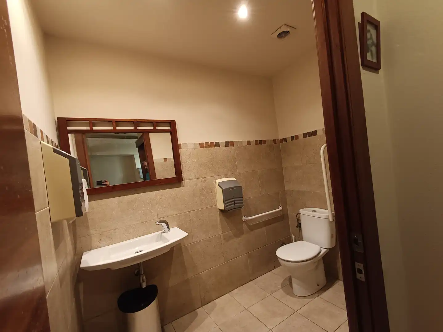 Badezimmer von Geschaftsraum zum Verkauf in El Masnou mit Klimaanlage, Parkett und Möbliert