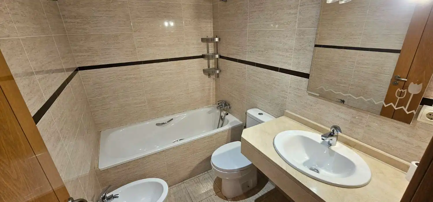 Baño de Ático de alquiler en Vélez-Málaga con Terraza, Piscina y Amueblado