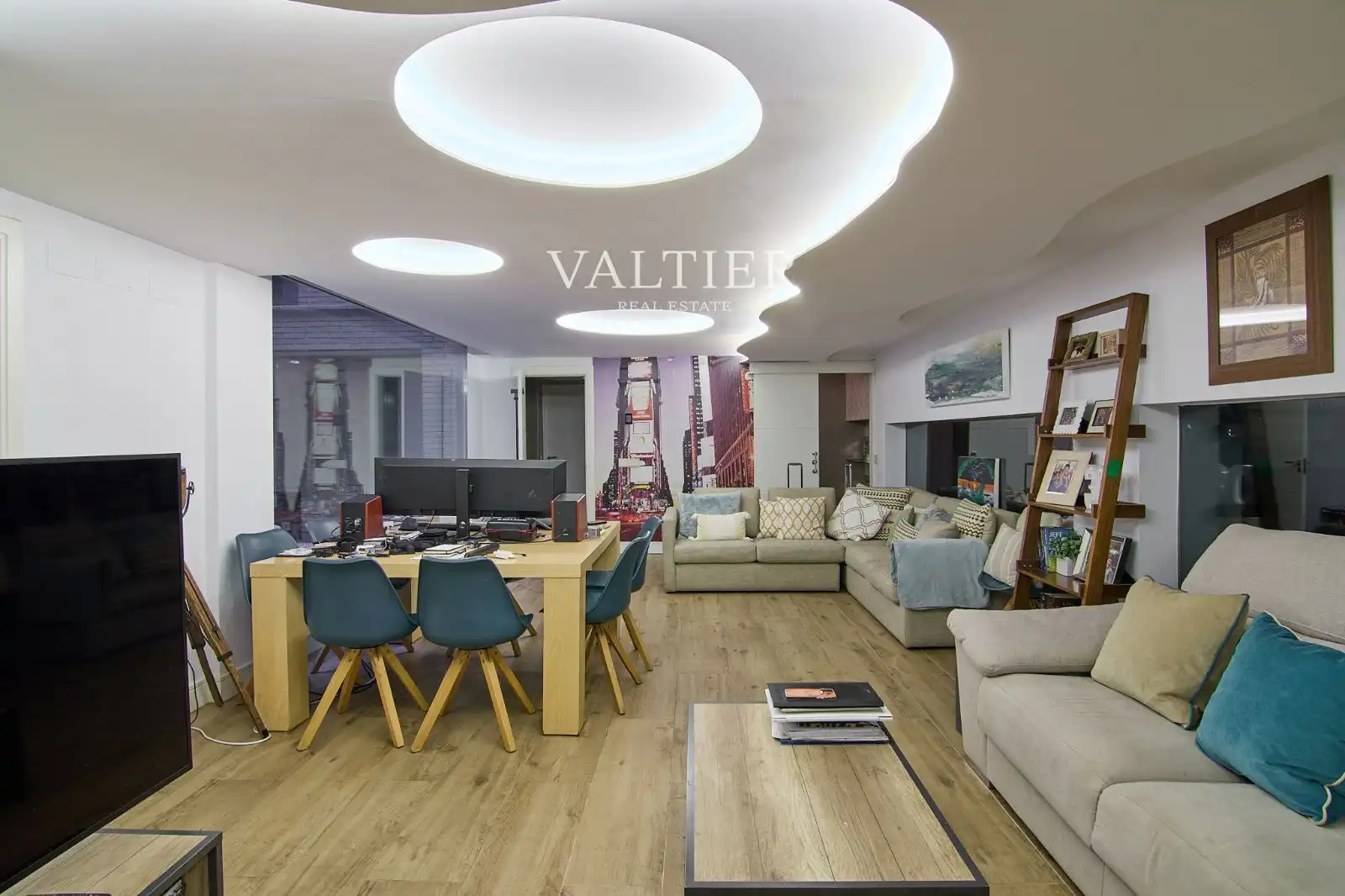 Sala d'estar de Casa adosada en venda en Pozuelo de Alarcón amb Aire condicionat, Traster i Piscina
