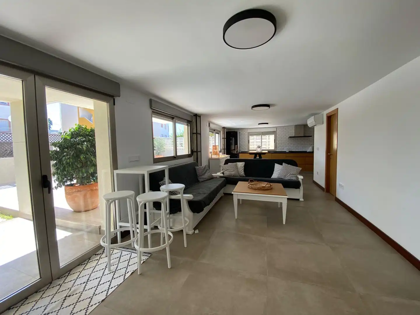 Sala d'estar de Casa adosada en venda en Oliva amb Aire condicionat, Calefacció i Jardí privat