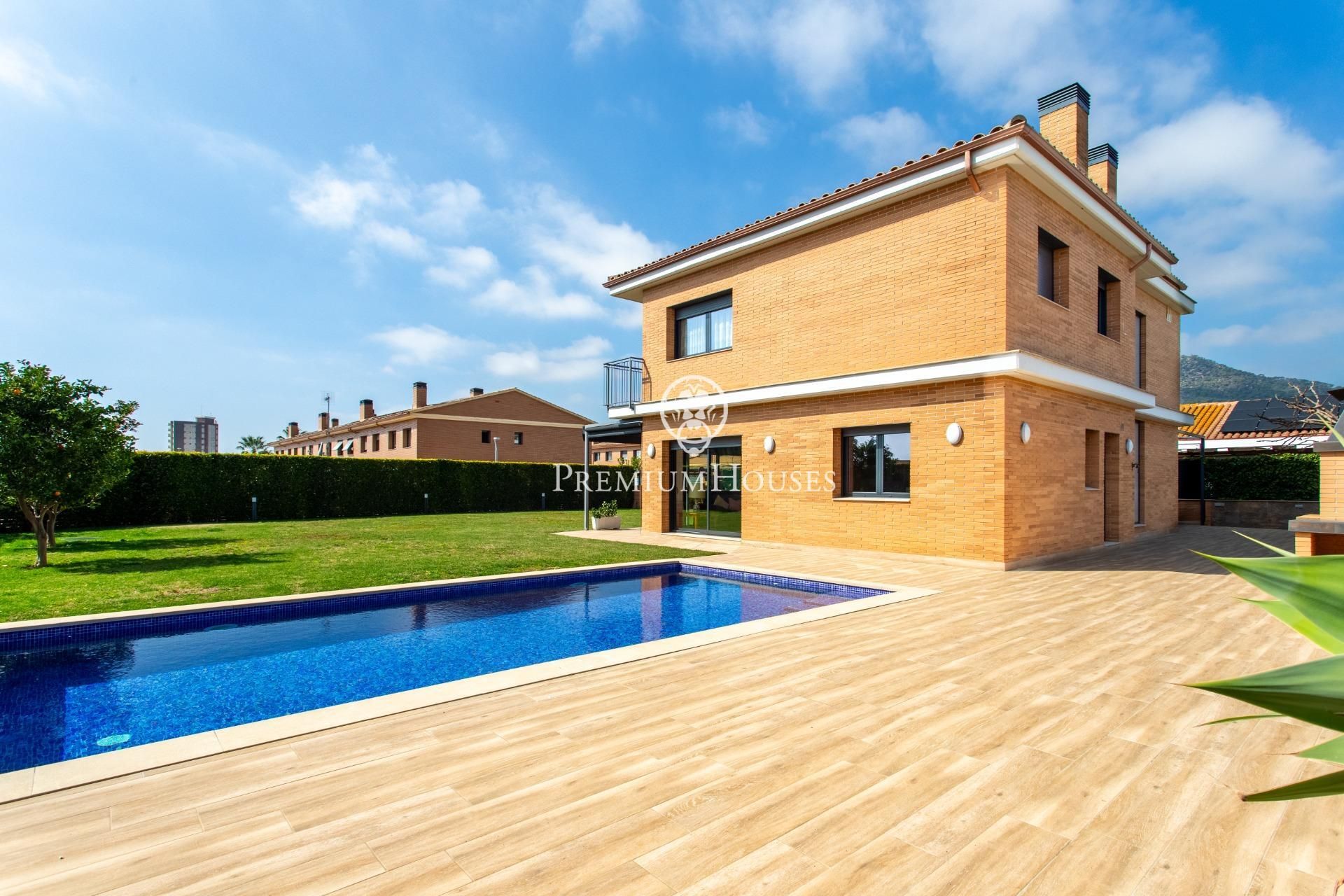 Vista exterior de Casa o xalet en venda en Cabrera de Mar amb Calefacció, Jardí privat i Parquet