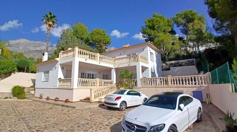 Esta excepcional villa independiente moderna se encuentra en la zona muy deseable de Altea La Vella y combina el lujo con la ampli