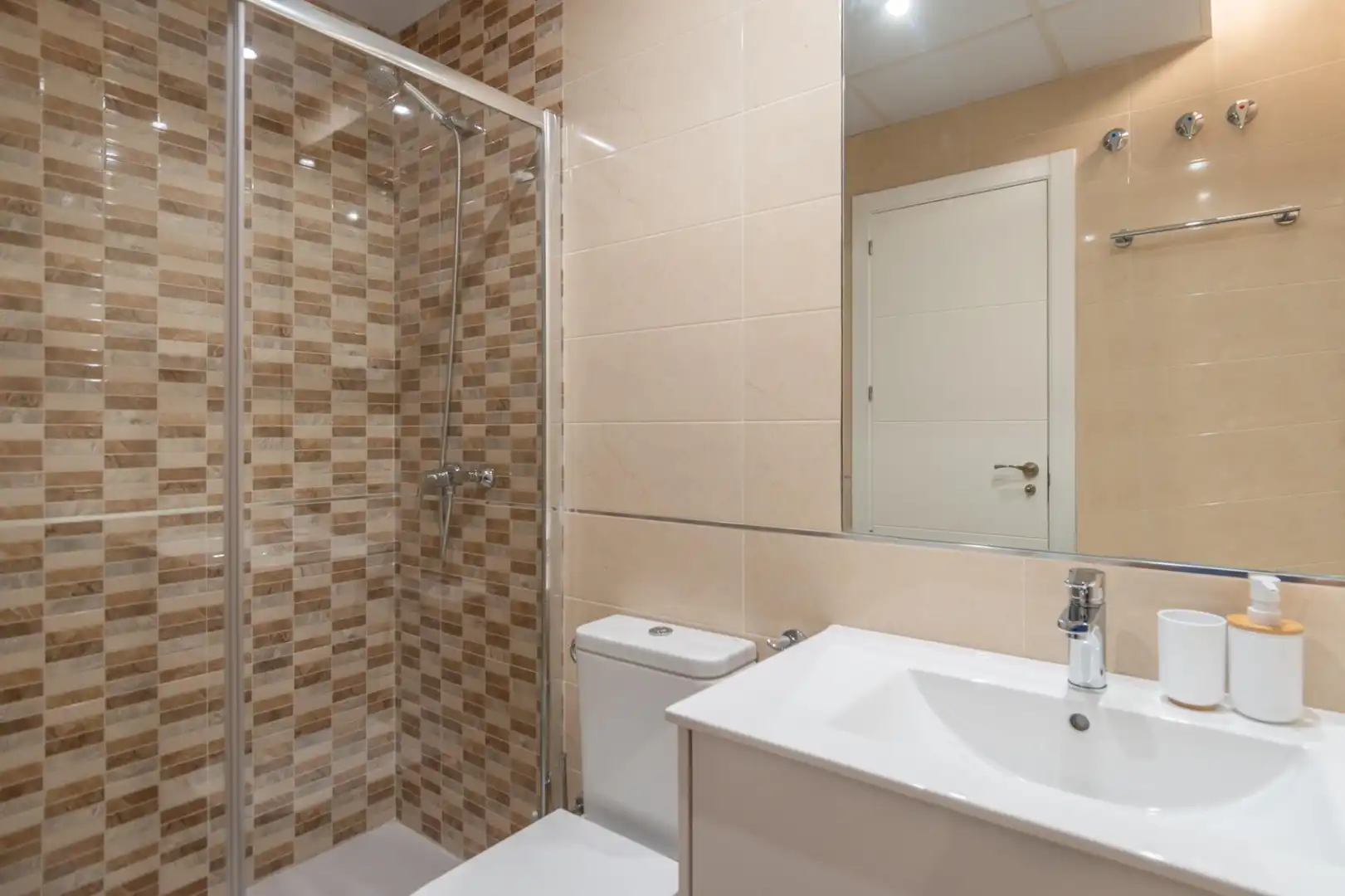 Badezimmer von Wohnung zur Miete in Madrid mit Klimaanlage und Möbliert