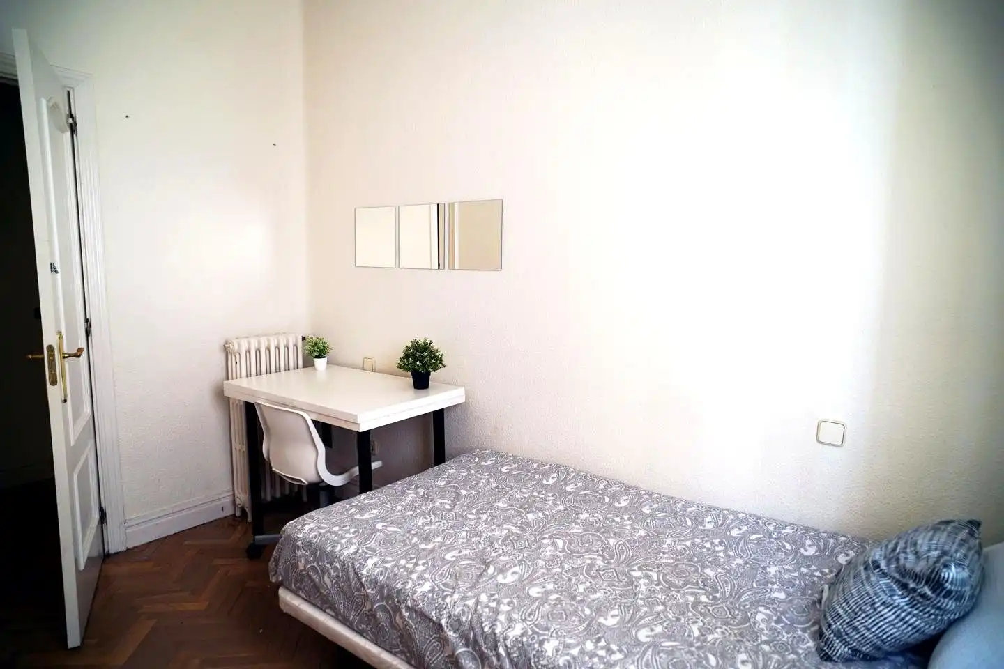 Habitación de Apartamento de alquiler en Madrid con Aire acondicionado, Calefacción y Parquet