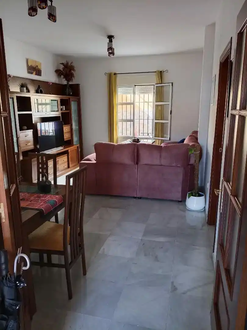 Sala d'estar de Casa adosada en venda en La Rinconada amb Aire condicionat i Balcó