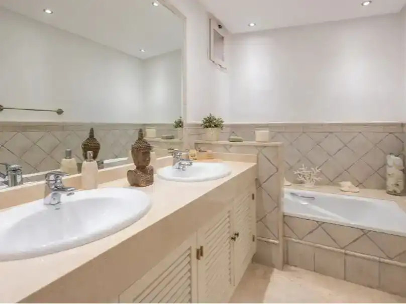 Bany de Apartament en venda en Ojén amb Aire condicionat, Piscina i Balcó