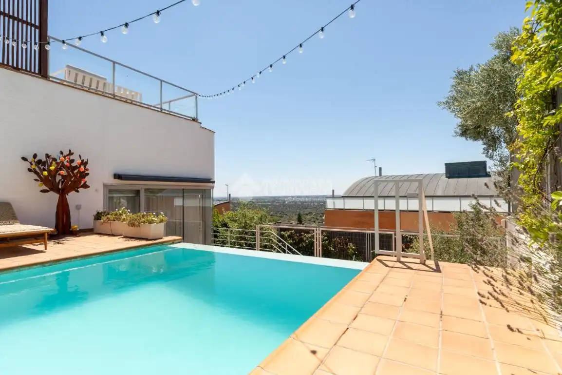 Schwimmbecken von Einfamilien-Reihenhaus zum Verkauf in Torrelodones mit Klimaanlage, Heizung und Terrasse