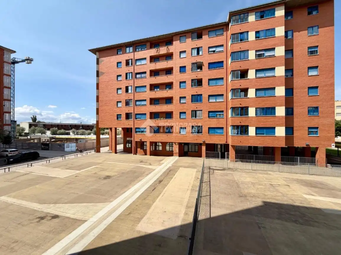 Vista exterior de Pis en venda en León Capital  amb Calefacció, Parquet i Terrassa