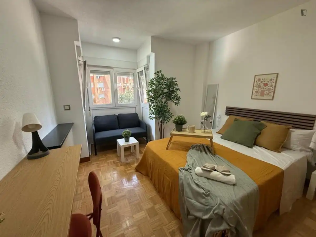 Dormitori de Apartament per a compartir en Fuenlabrada amb Aire condicionat, Moblat i Forn