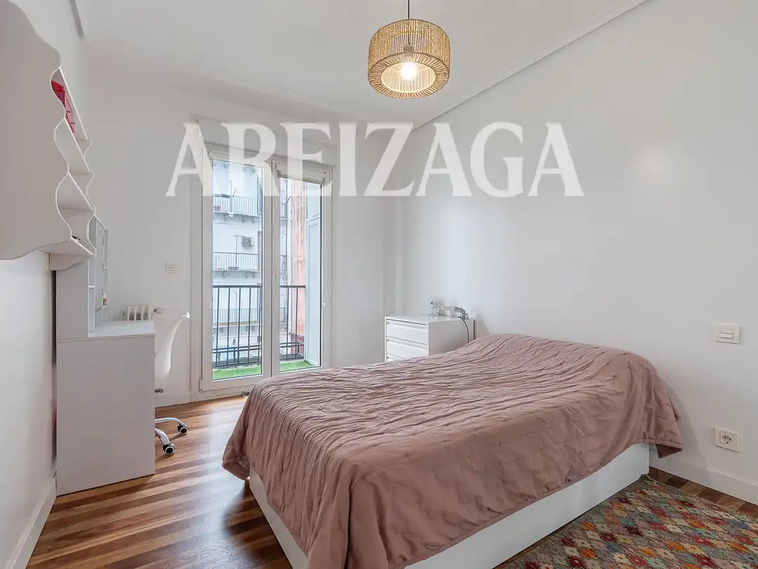 Habitación de Piso en venta en Donostia - San Sebastián  con Calefacción y Balcón
