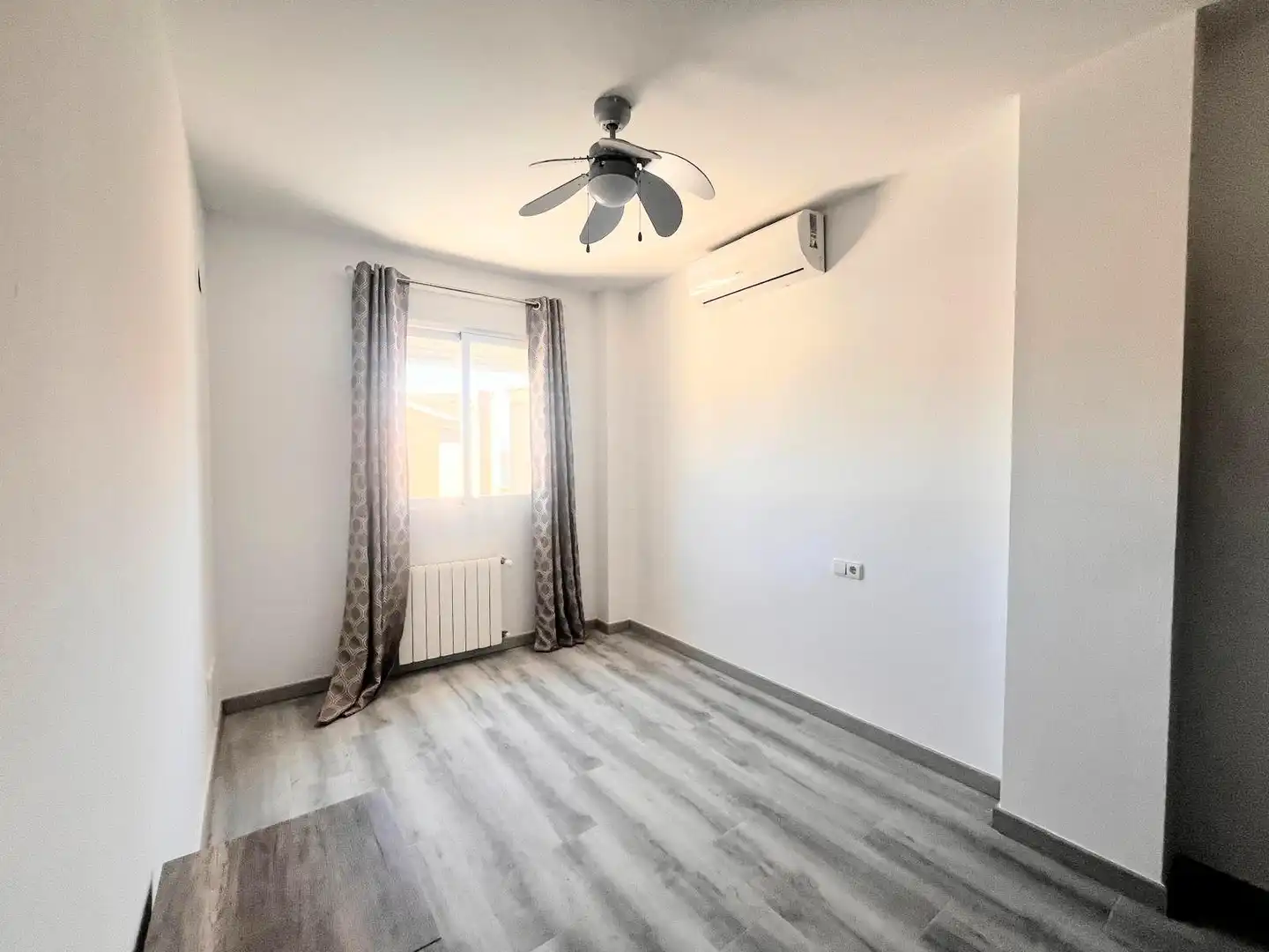 Schlafzimmer von Erdgeschoss zum Verkauf in La Nucia mit Klimaanlage, Heizung und Privatgarten