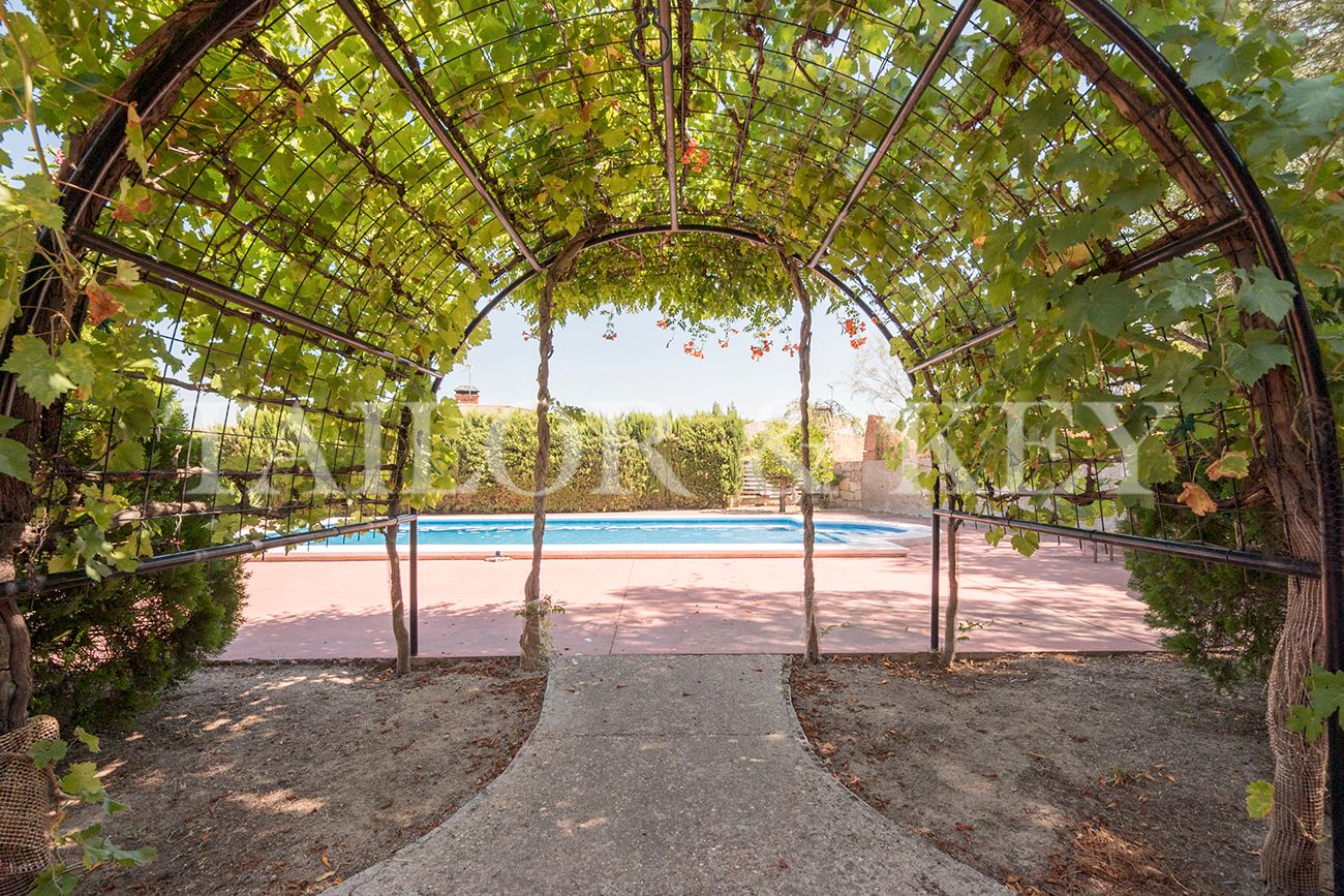 Piscina de Casa o xalet en venda en Paracuellos de Jarama amb Aire condicionat, Calefacció i Jardí privat