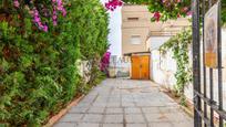 Vista exterior de Casa adosada en venda en El Masnou amb Jardí privat i Traster