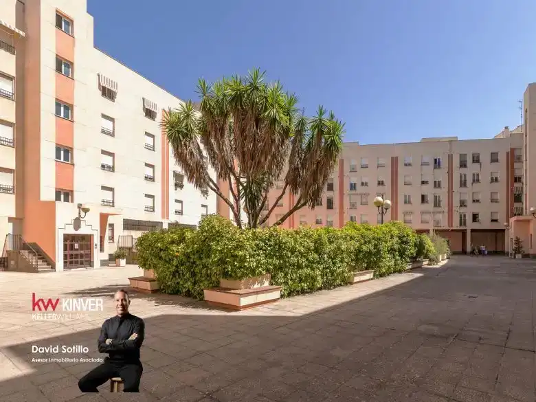 Vista exterior de Pis en venda en  Granada Capital amb Aire condicionat i Piscina