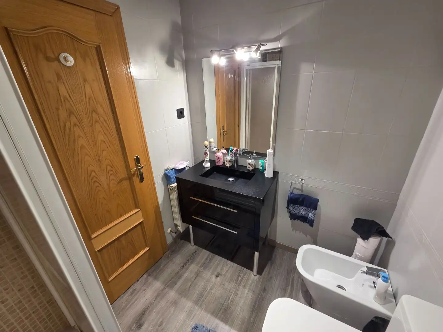 Bathroom of Flat for sale in Coslada  with Air Conditioner, Heating and Parquet flooring