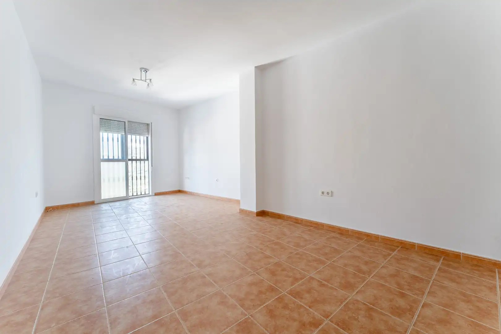 Einfamilien-Reihenhaus zum Verkauf in Sayalonga mit Terrasse und Balkon