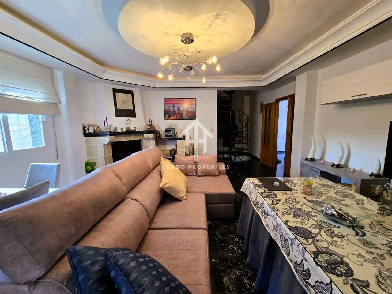 Sala d'estar de Casa o xalet en venda en Loja amb Jardí privat, Terrassa i Piscina