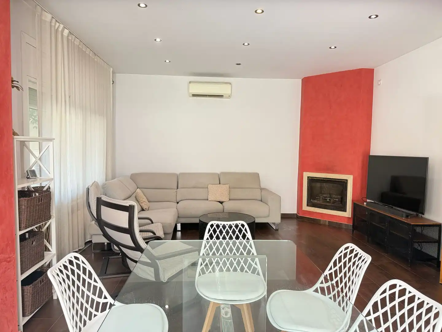 Wohnzimmer von Einfamilien-Reihenhaus zur Miete in Castelldefels mit Klimaanlage, Heizung und Privatgarten