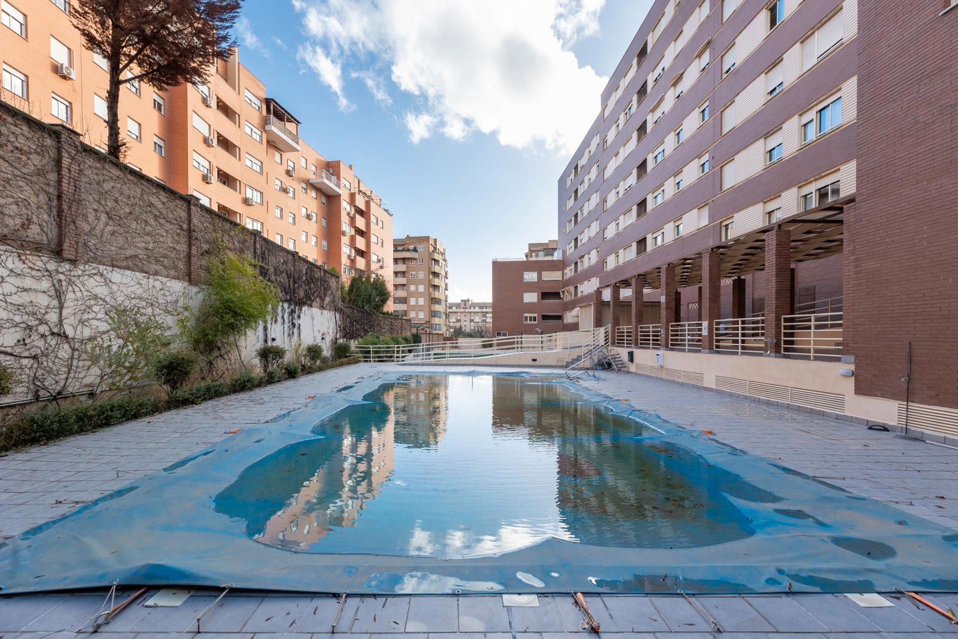 Piscina de Ático en venta en  Granada Capital con Calefacción, Terraza y Trastero
