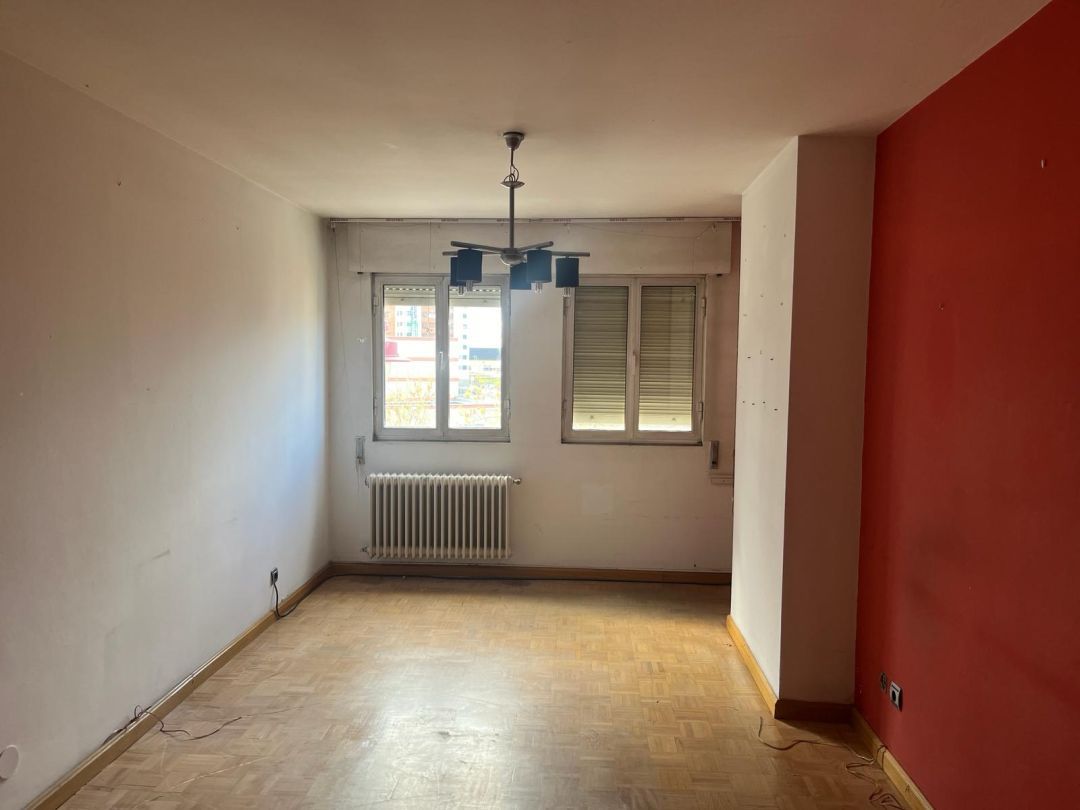 Dormitori de Apartament en venda en León Capital  amb Calefacció i Traster