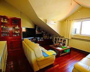 Sala d'estar de Àtic en venda en Cabezón de la Sal amb Aire condicionat i Calefacció
