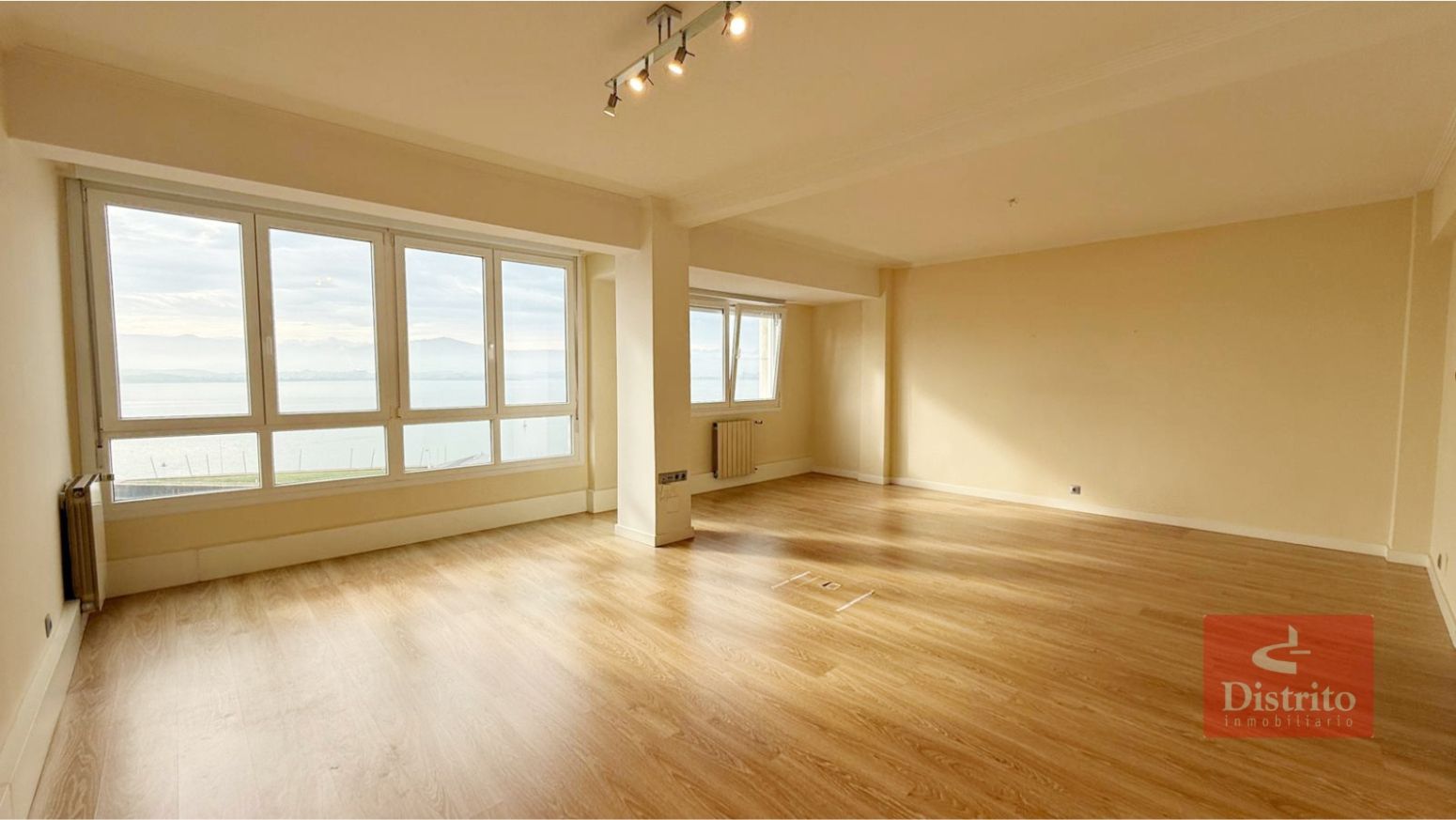 Sala d'estar de Pis de lloguer en Santander amb Calefacció