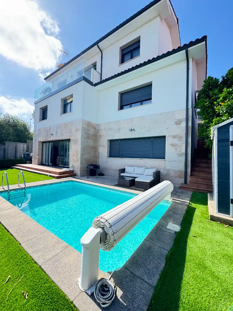 Piscina de Casa o xalet en venda en Avilés amb Calefacció, Jardí privat i Parquet