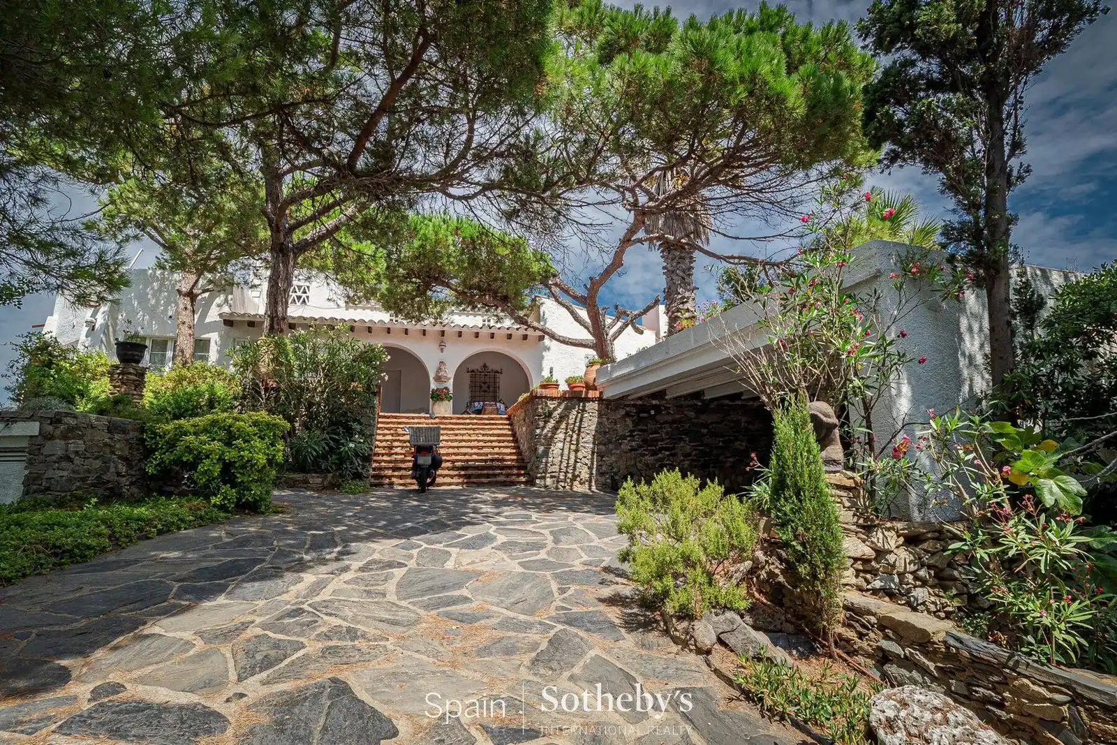 Vista exterior de Casa o xalet en venda en El Port de la Selva amb Calefacció, Jardí privat i Terrassa