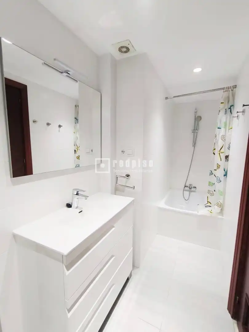 Badezimmer von Wohnung zur Miete in Málaga mit Terrasse und Abstellraum