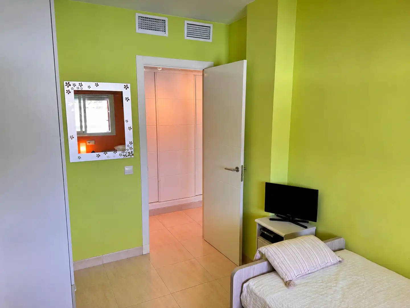 Dormitori de Apartament en venda en Roquetas de Mar amb Aire condicionat, Terrassa i Moblat