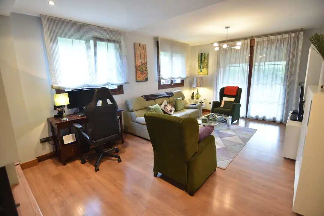 Sala d'estar de Casa o xalet en venda en Ermua amb Calefacció, Jardí privat i Terrassa