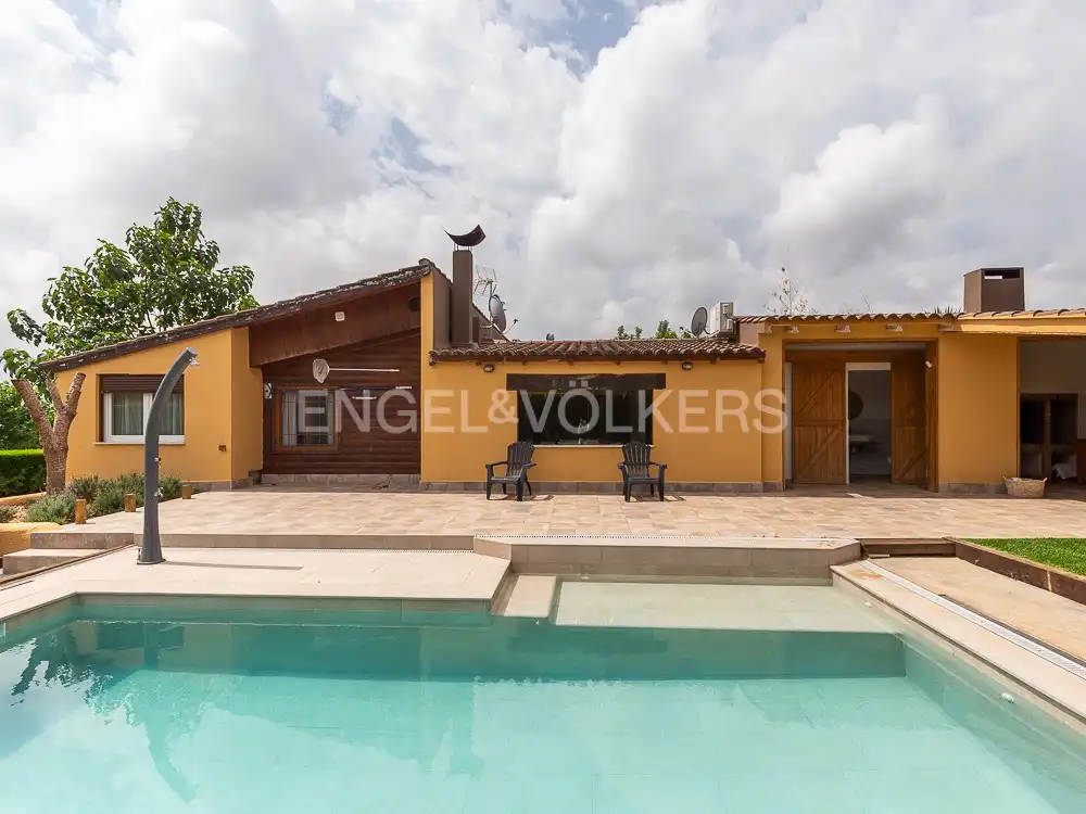 Vista exterior de Casa o chalet de alquiler en Torrent con Aire acondicionado, Calefacción y Jardín privado