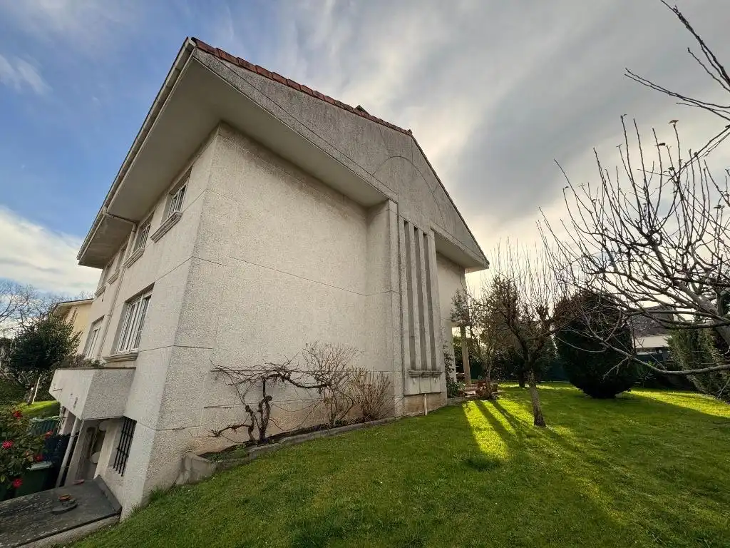 Vista exterior de Casa o xalet en venda en Torrelavega  amb Calefacció, Jardí privat i Traster