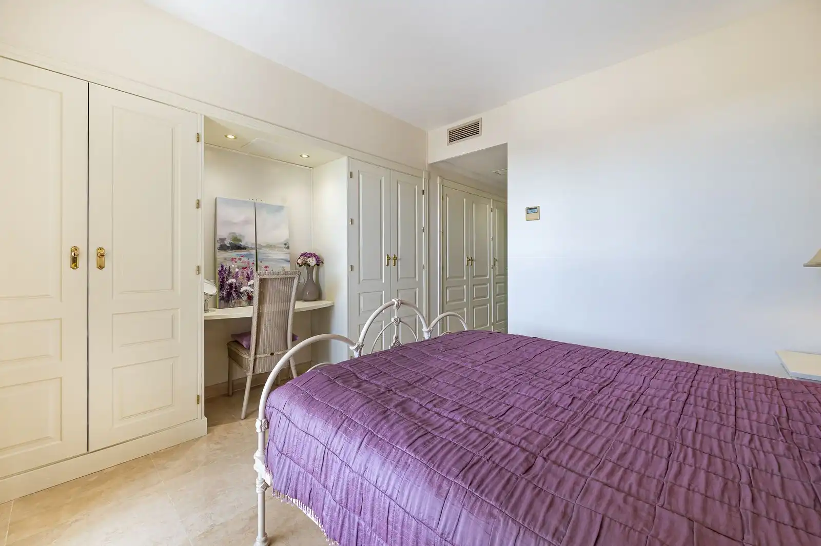 Habitación de Apartamento en venta en Estepona con Terraza, Trastero y Amueblado