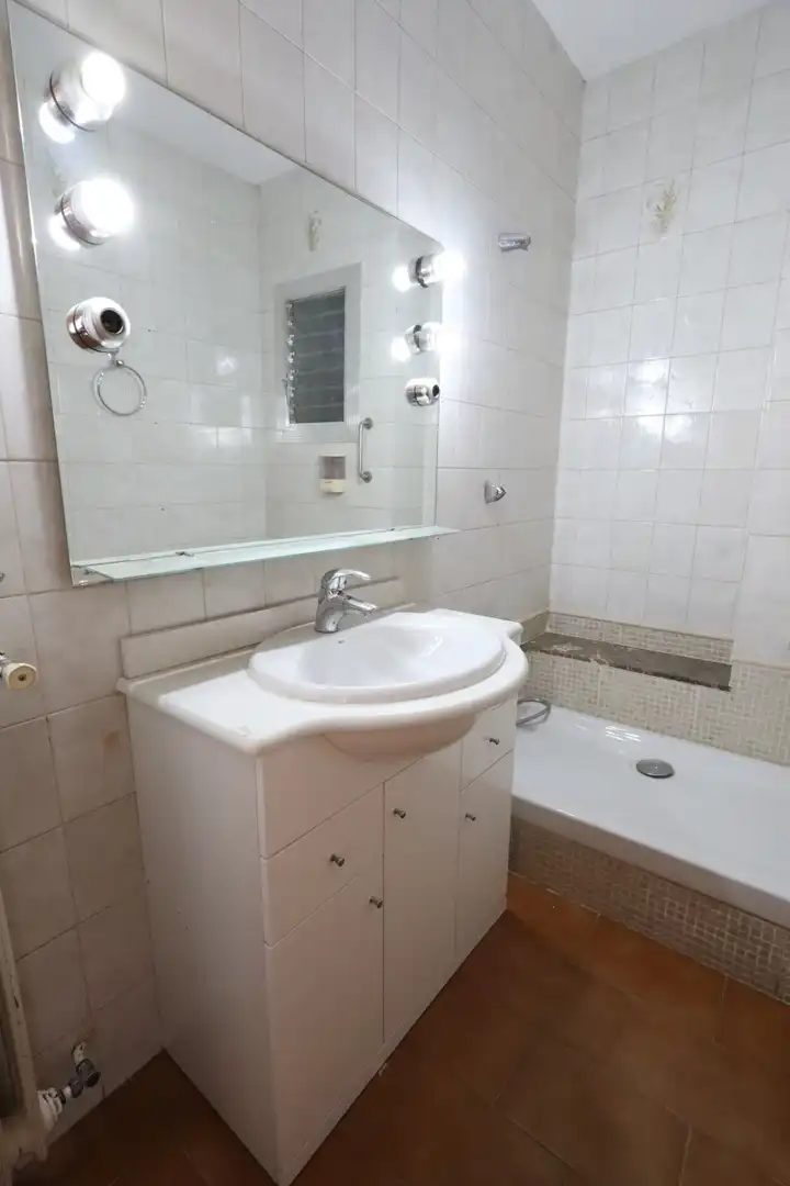 Badezimmer von Wohnung zum Verkauf in Barcelona mit Heizung, Balkon und Haustechnik