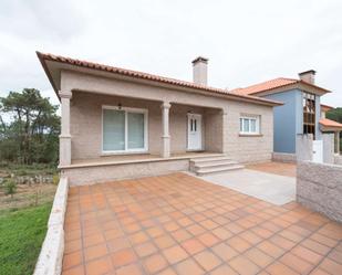 Vista exterior de Casa o xalet en venda en O Grove   amb Calefacció, Terrassa i Traster