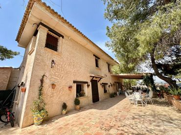 Casa amb piscina en venda a Yecla
