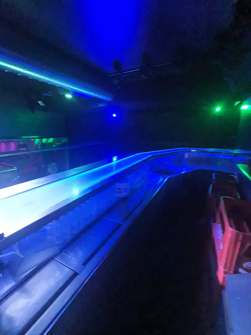 Piscina de Local en venda en Bilbao  amb Aire condicionat, Calefacció i Moblat