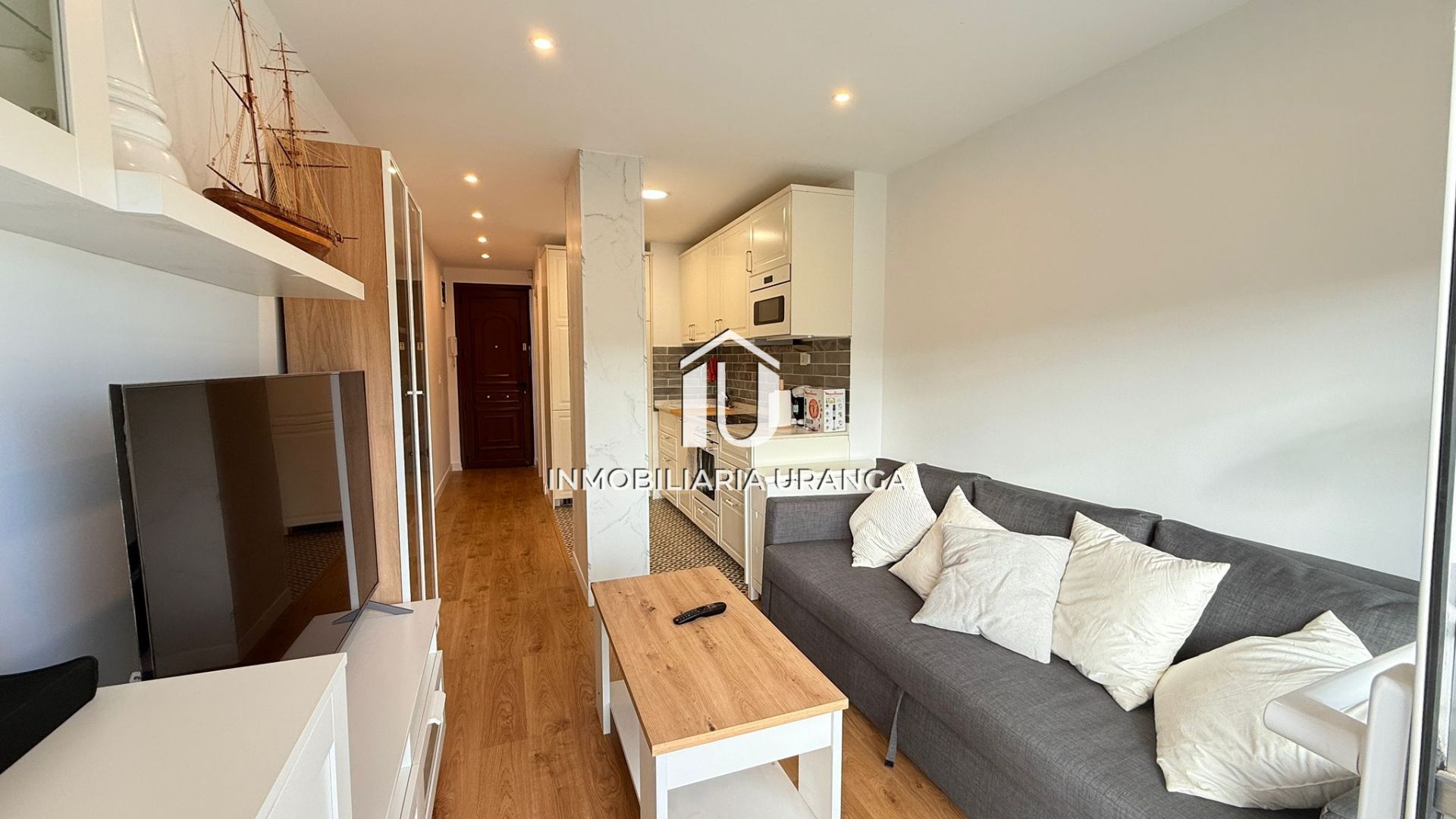 Living room of Flat for sale in Laredo  with Heating, Terrace and Furnished