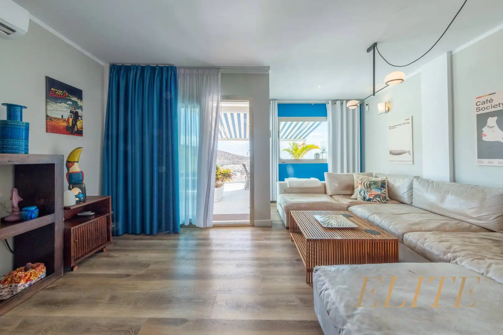Wohnzimmer von Einfamilien-Reihenhaus zum Verkauf in Mogán mit Klimaanlage, Heizung und Terrasse
