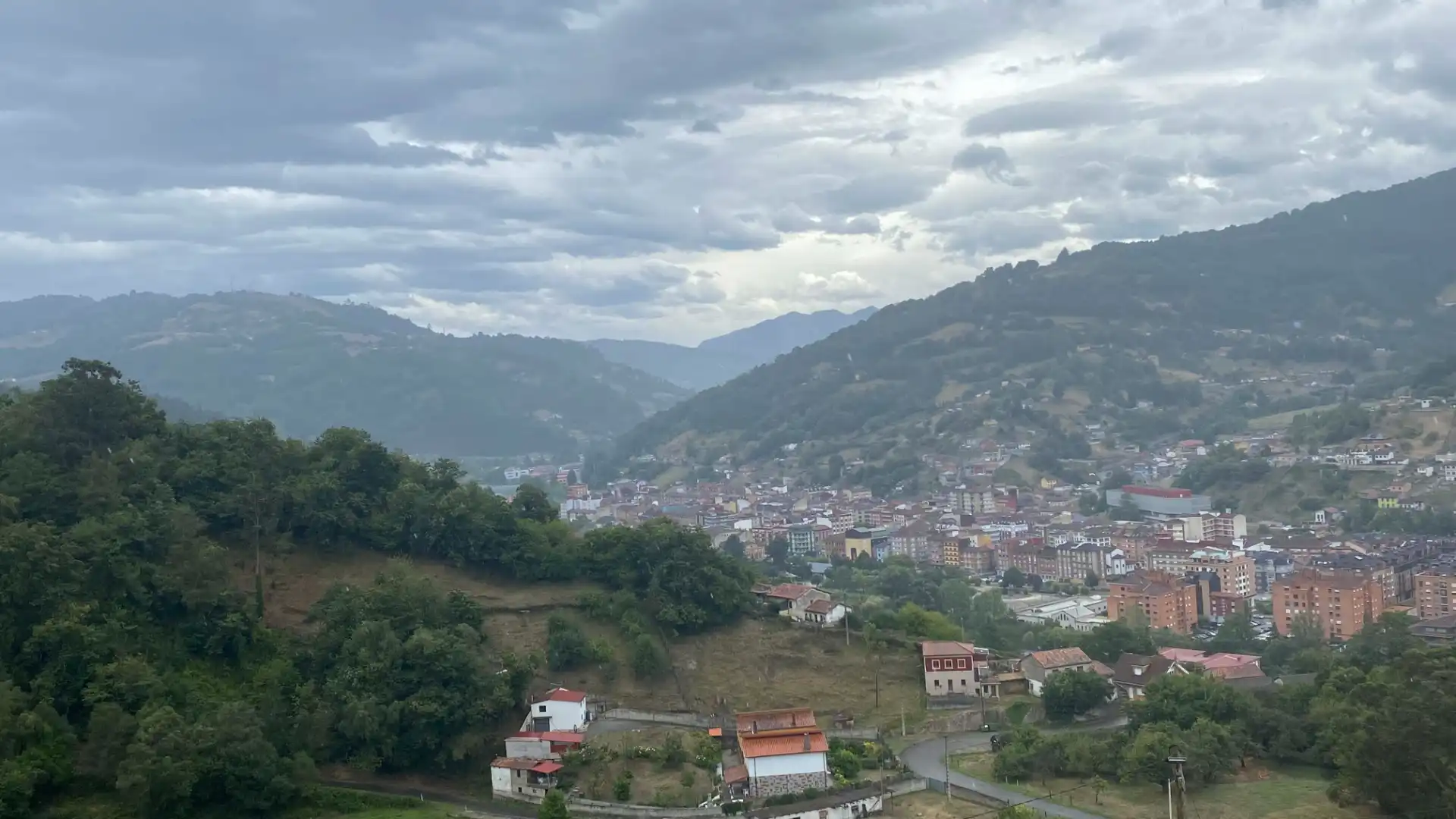 Vista exterior de Casa o chalet en venta en San Martín del Rey Aurelio con Jardín privado, Trastero y Amueblado