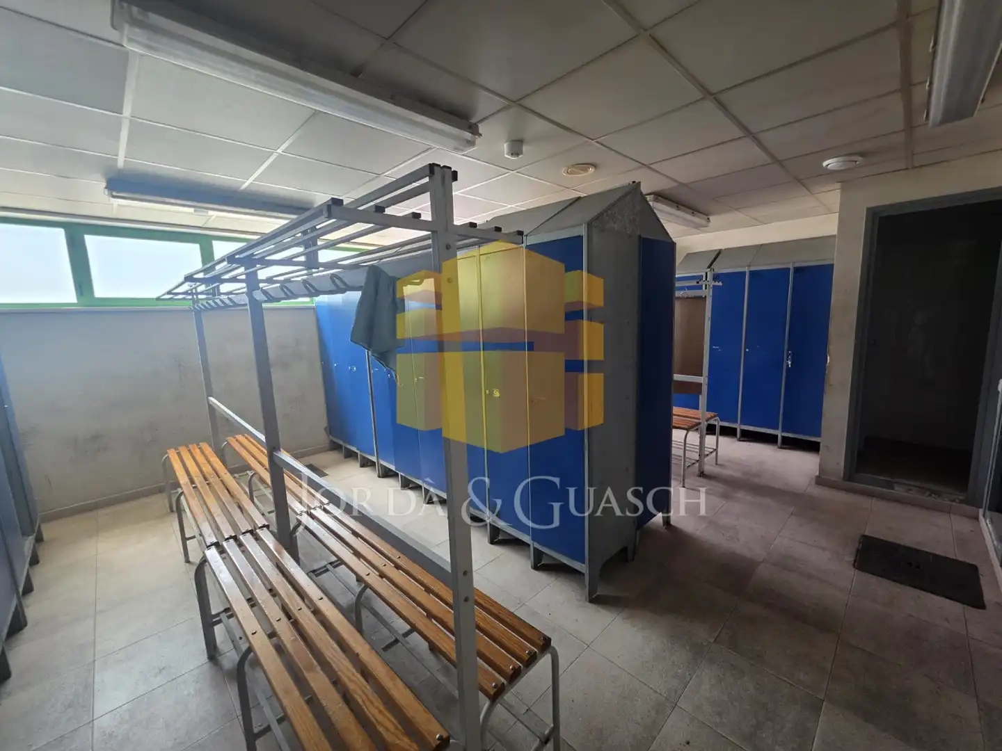 Vista exterior de Nave industrial de alquiler en Rubí con Calefacción y Alarma