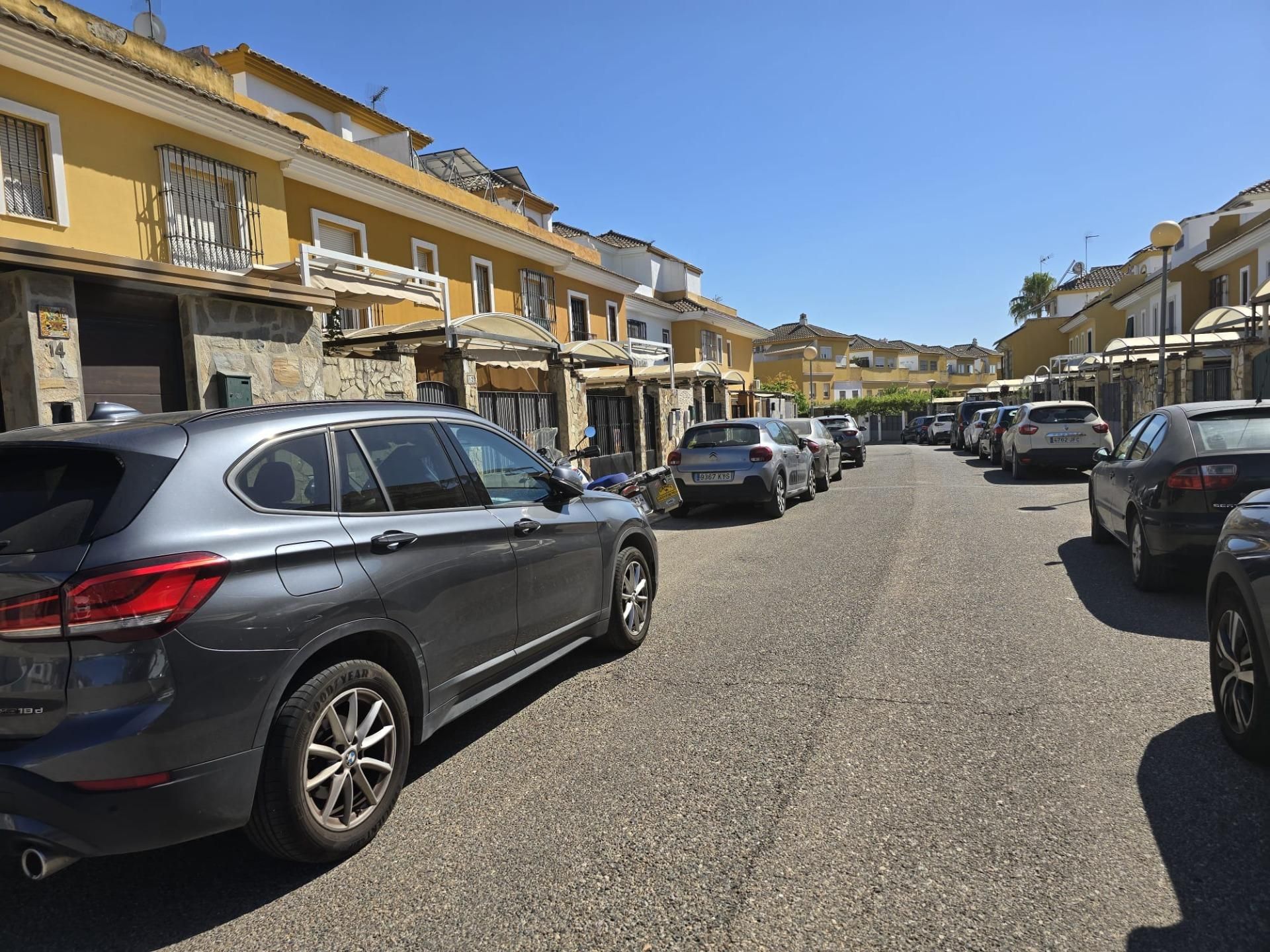 Exterior view of Single-family semi-detached for sale in Mairena del Aljarafe  with Air Conditioner and Private garden