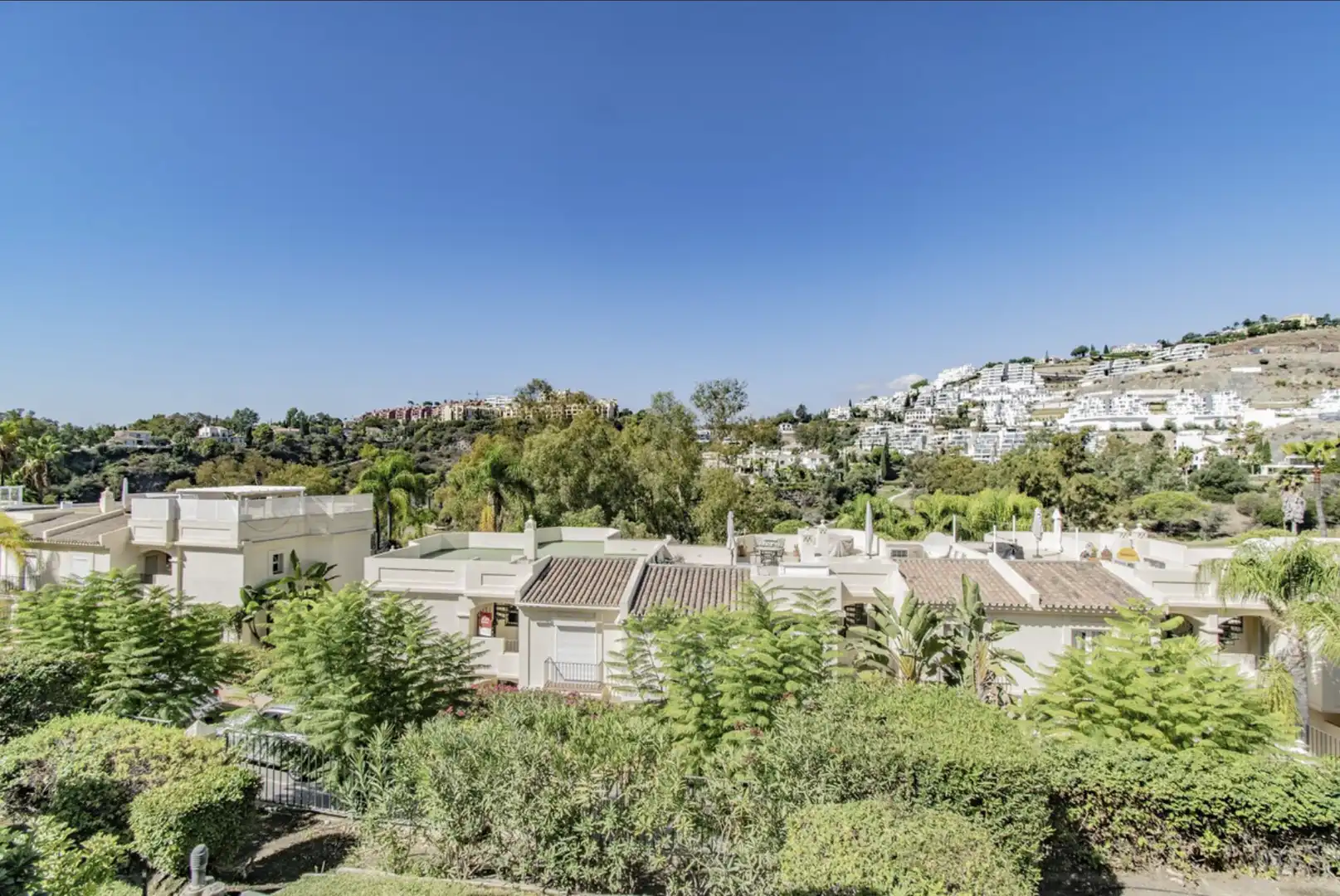 Casa aparellada amb piscina en venda a La Quinta, imagen 3
