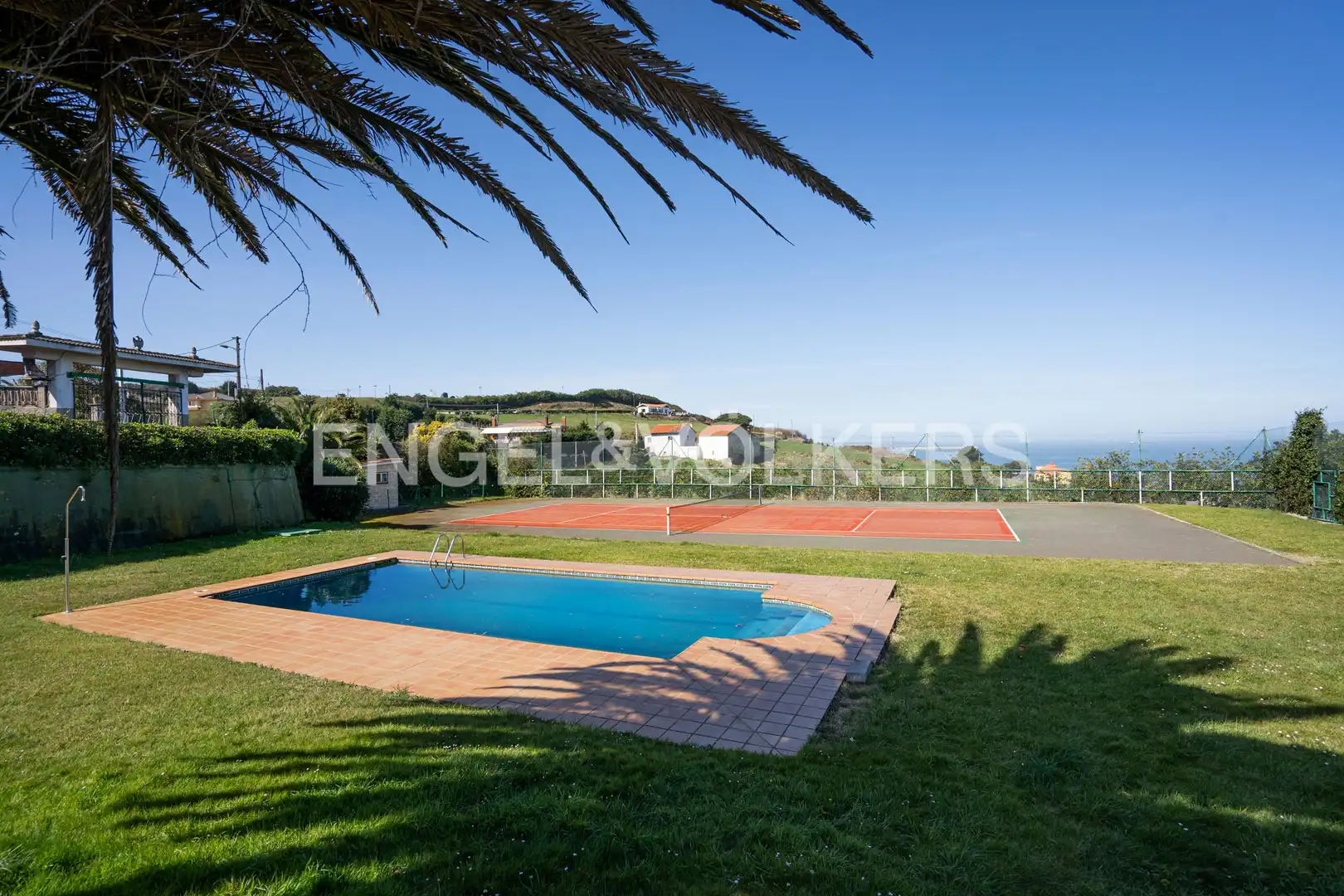 Vista exterior de Casa o chalet en venta en Gijón  con Calefacción, Trastero y Piscina