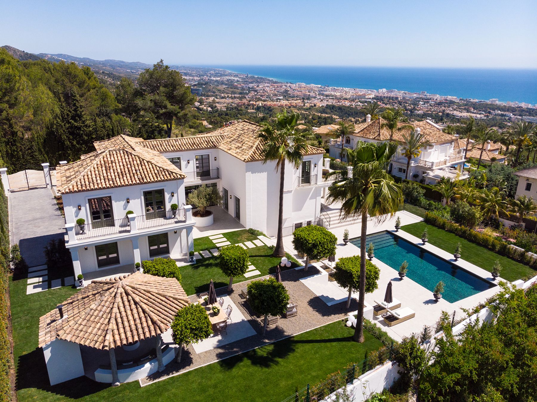 Vista exterior de Casa o xalet en venda en Marbella amb Aire condicionat, Jardí privat i Piscina