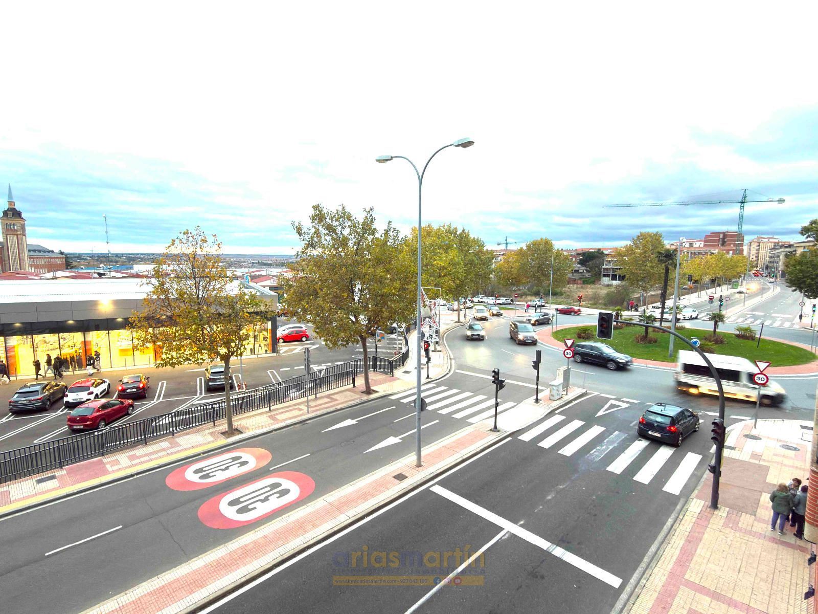 Vista exterior de Pis de lloguer en Salamanca Capital amb Calefacció, Terrassa i Moblat