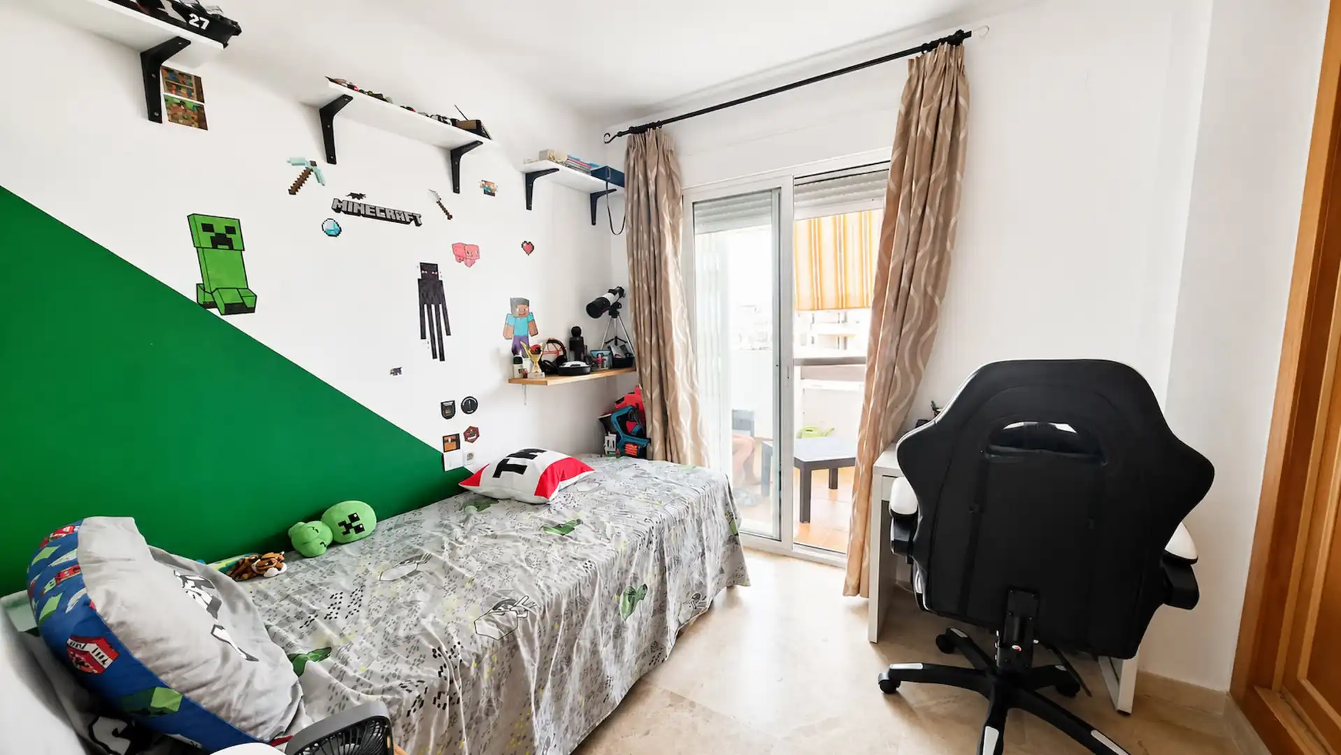 Dormitori de Apartament en venda en Manilva amb Terrassa, Piscina i Moblat