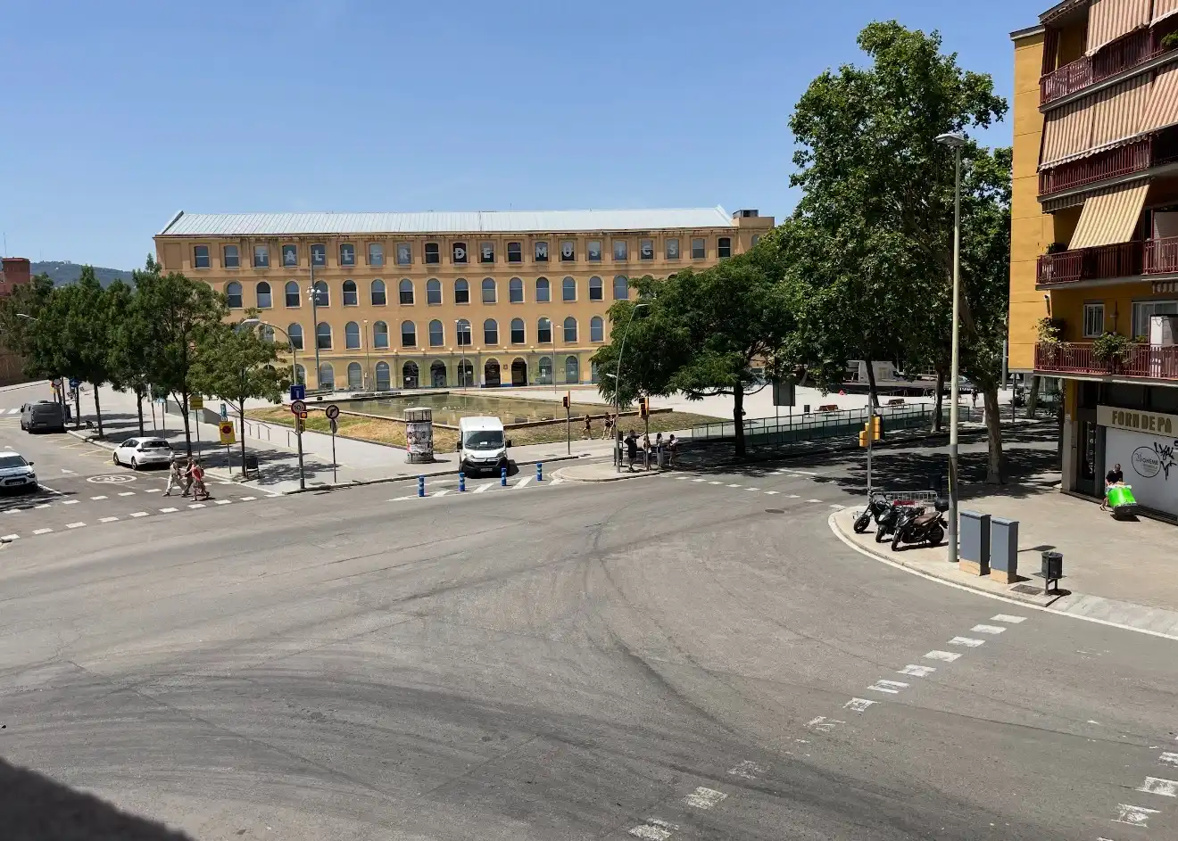 Vista exterior de Pis en venda en Barcelona amb Forn i Balcó