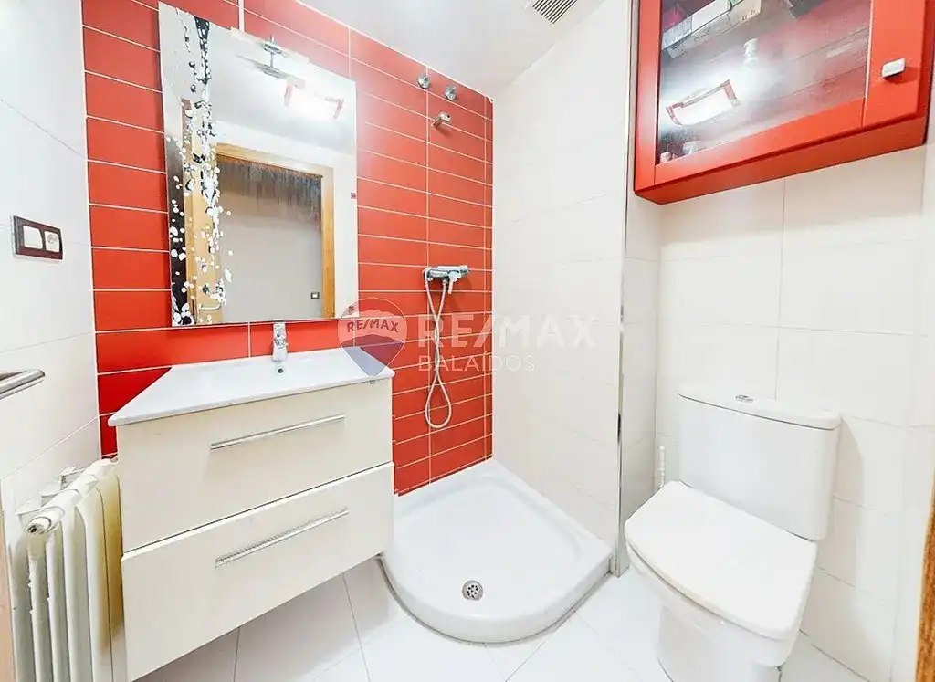 Baño de Piso en venta en Vigo  con Calefacción, Trastero y Amueblado